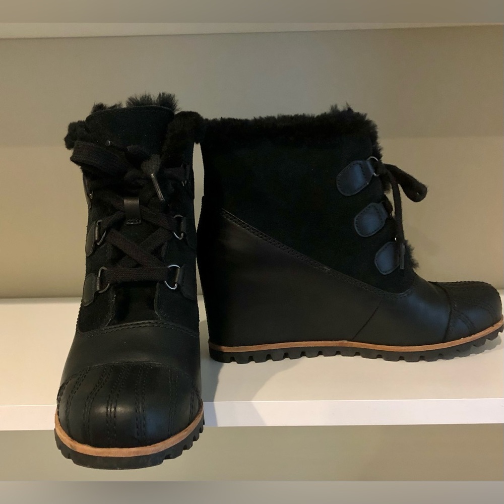 UGG Alasdair Black Leather Waterproof Wedge Sheepskin Boot Size 9 Style 1018889